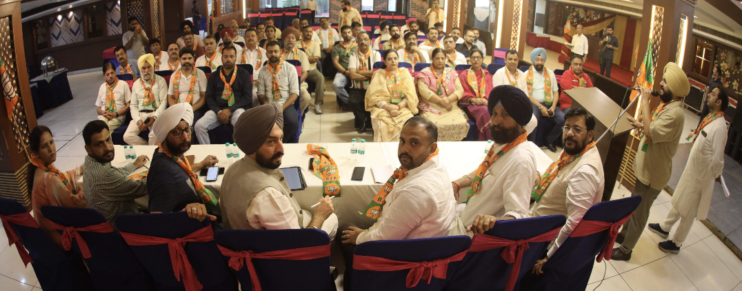ज़ोनल प्रभारी परमिंदर बराड़ व सूरज भारद्वाज ने की पार्षदों व कार्यकर्ताओं से विशेष बैठक