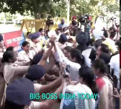 पंजाब में मनीष सिसोदिया की कोठी के बाहर ईटीटी टीचरों का बच्चों सहित धरना-प्रदर्शन