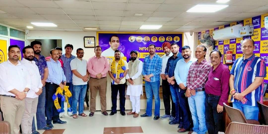 कांग्रेस से संबंधित सुमित शर्मा आप के हुए