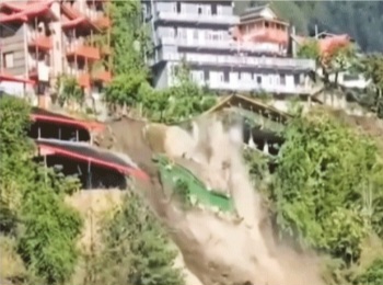 भूस्खलन के कारण कुल्लू में मकान गिरा