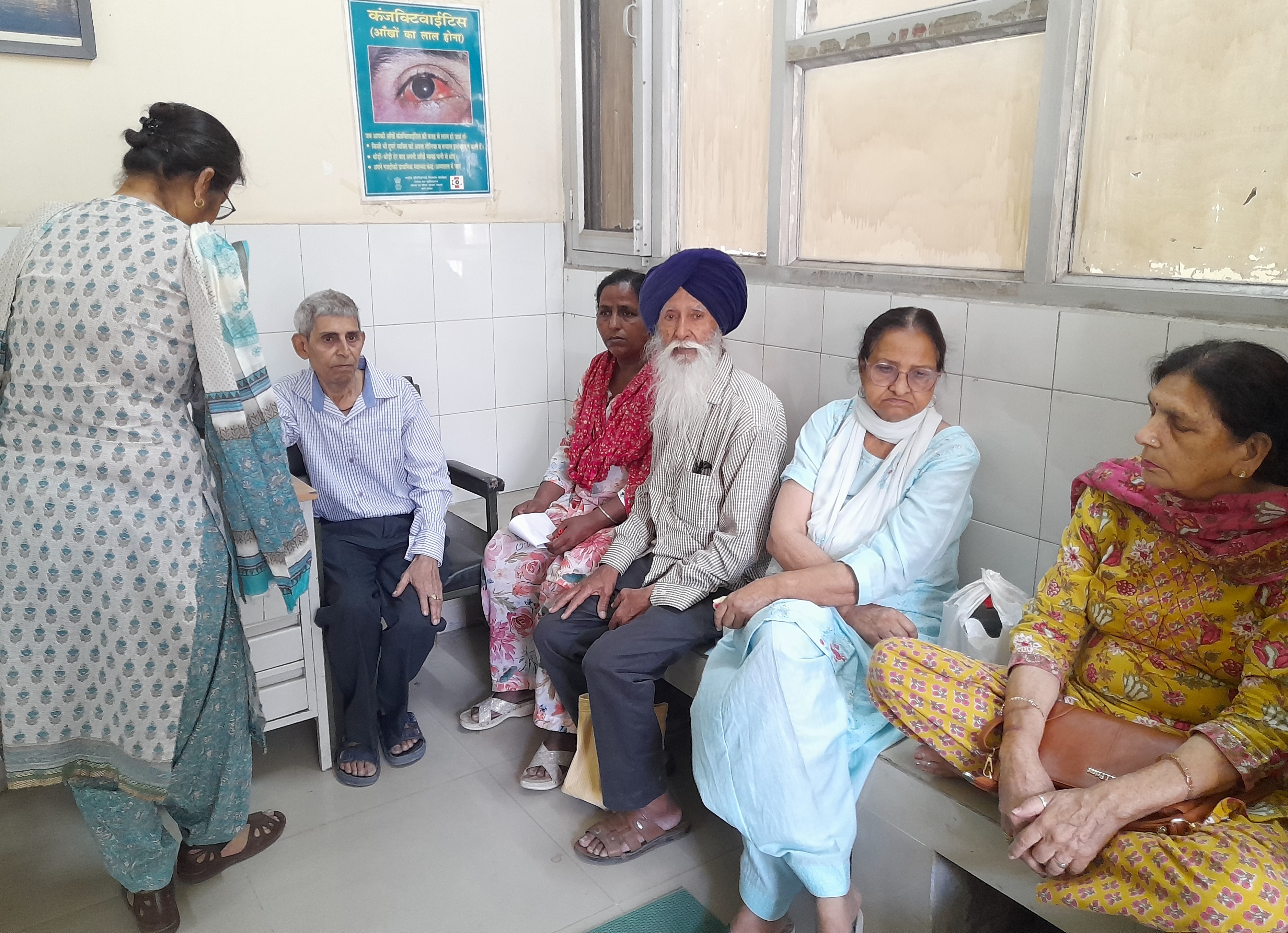 आँखों का आप्रेशन करवाने मरीज पहूंचे सिविल अस्पताल