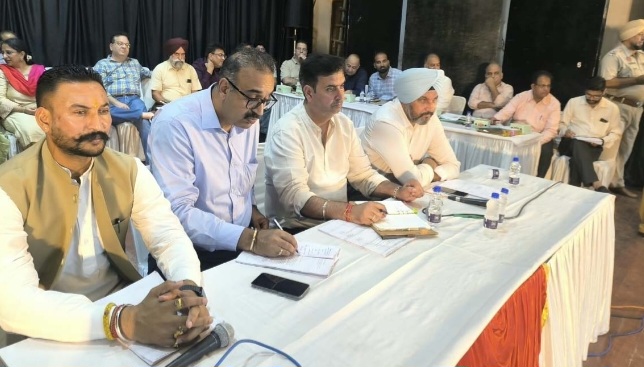 नगर-निगम जालन्धर हाऊस की मीटिंग में सत्ता व विपक्ष के पार्षदों में हंगामा   करोड़ो के प्रोजेक्ट पास करवाने में मेयर विनीत धीर सफल रहे