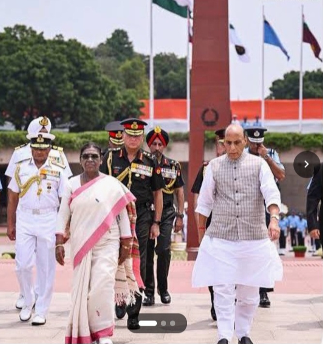 राष्ट्रपति द्रौपदी मुर्मू ने राष्ट्रीय युद्ध स्मारक पर शहीदों को श्रद्धांजलि अर्पित की