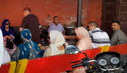 अल्फ़ा महेन्द्रू फाउंडेशन द्वारा आयोजित नेत्र रोग जांच शिविर के दूसरे दिन सफेद मोतियाबिंद का नि:शुल्क आप्रेशन करवाने असपताल पहूँचे मरीज