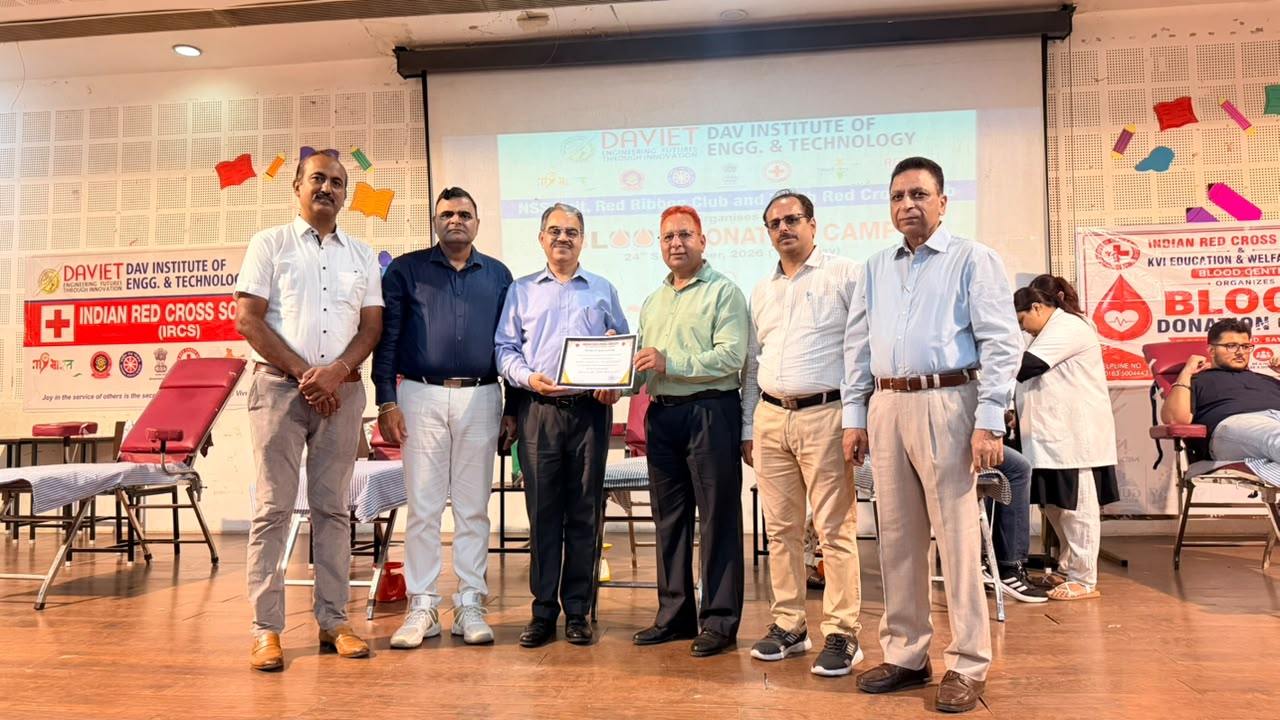 स्वैच्छिक रक्तदान एक महान मानवीय कार्य है, जो अनमोल जीवन बचाने में सहायक हो सकता है -डा॰ विज