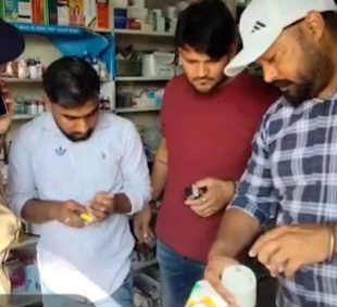 आनन्द मैडीकल स्टोर व प्रभजोत मैडीकल स्टोर पर.रेड