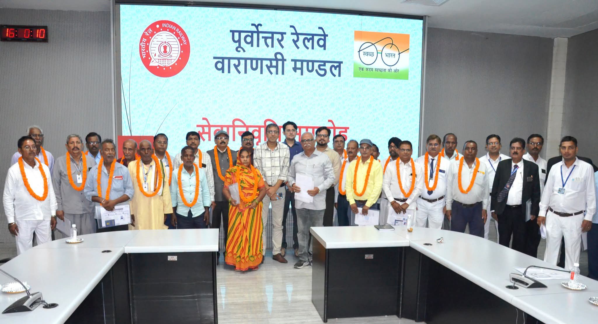 वाराणसी मंडल में 24 सेवानिवृत्त रेलकर्मियों को सम्मानपूर्ण विदाई एवं समापक धनराशि का भुगतान