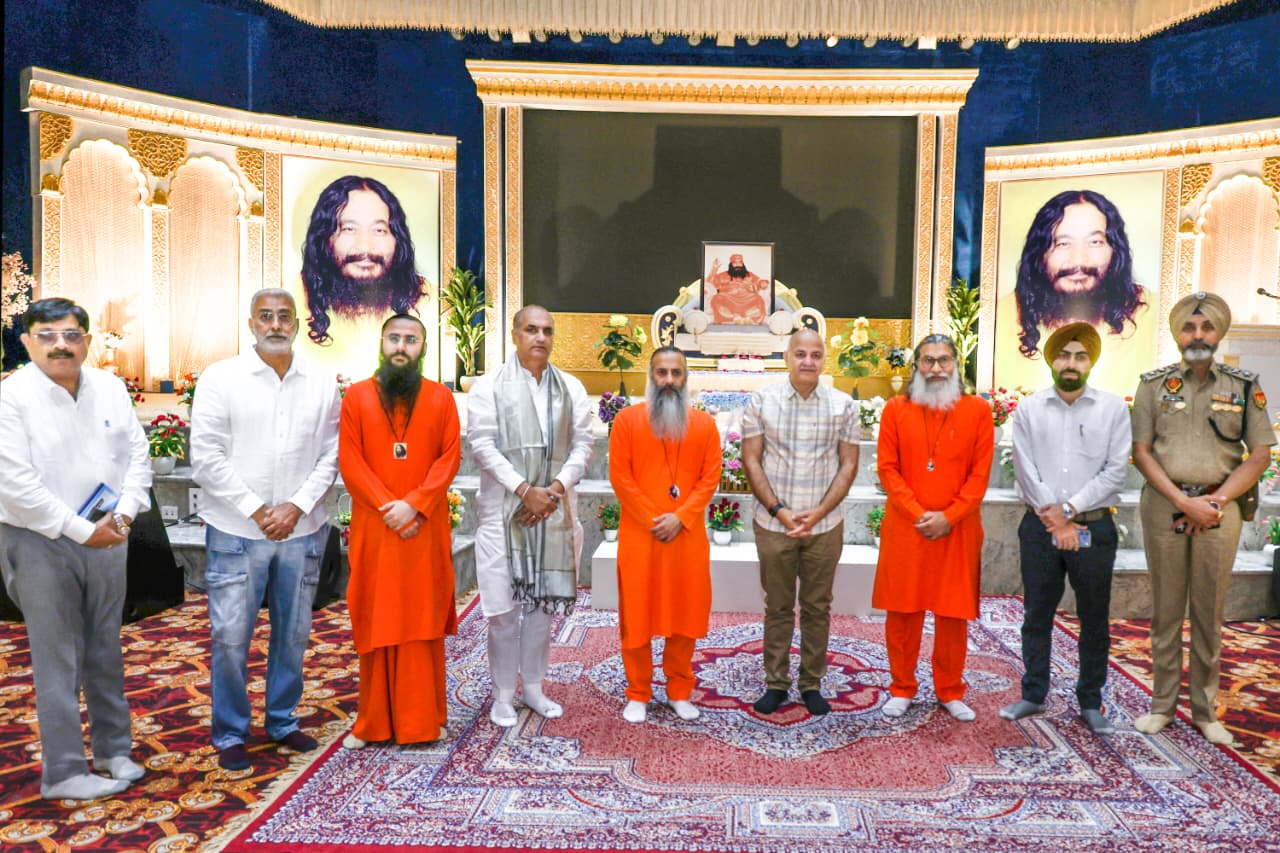 दिल्ली के पूर्व उपमुख्यमंत्री मनीष सिसोदिया एवं दीपक बाली पहुंचे दिव्य ज्योति जागृति संस्थान