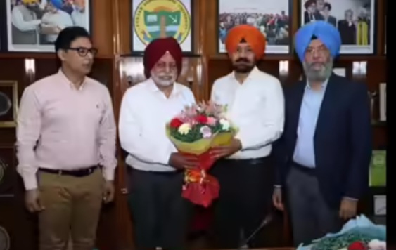 डा॰ मानव इंद्र सिंह गिल और निदेशक डॉ. निर्मल जौरा सेवानिवृत