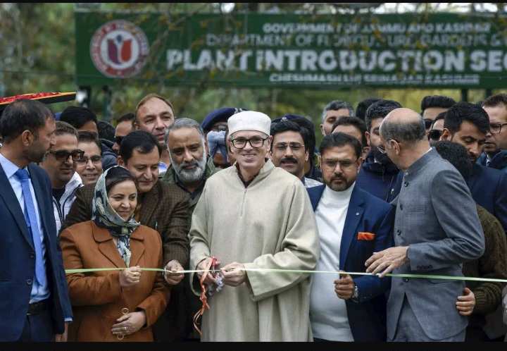 मुख्यमंत्री उमर अब्दुल्ला ने किया राष्ट्र प्रतीक तिरंगे का सम्मान