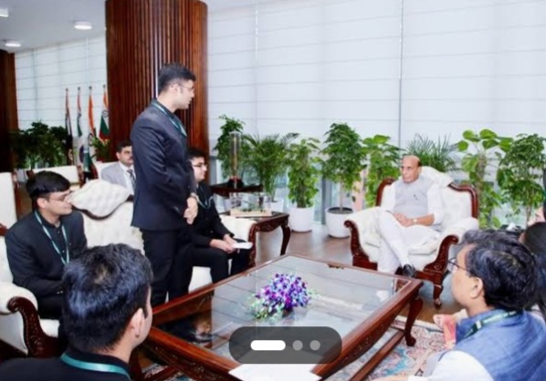 भारतीय रक्षा संपदा सेवा 2025 बैच के प्रशिक्षु अधिकारियों ने रक्षा मंत्री राजनाथ सिंह से की भेंट