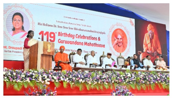 राष्ट्रपति द्रौपदी मुर्मू कर्नाटक के श्री सिद्धगंगा मठ पहुँची, गुरूवंदन महोत्सव में लिया भाग